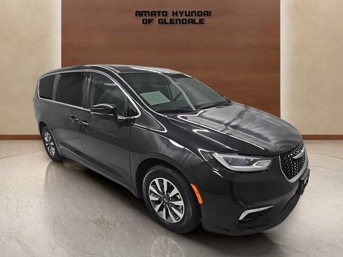 Used 2023 Chrysler Pacifica Touring-L FWD image 8