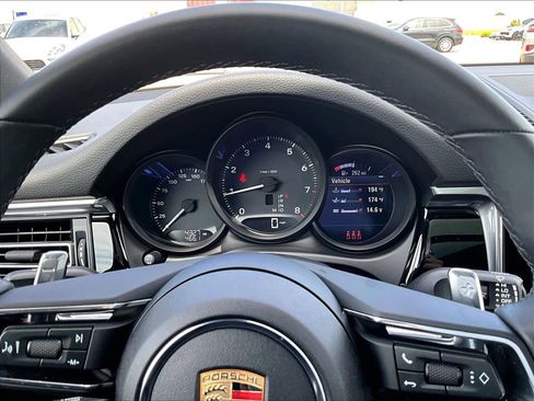 Used 2025 Porsche Macan AWD/4WD image 25