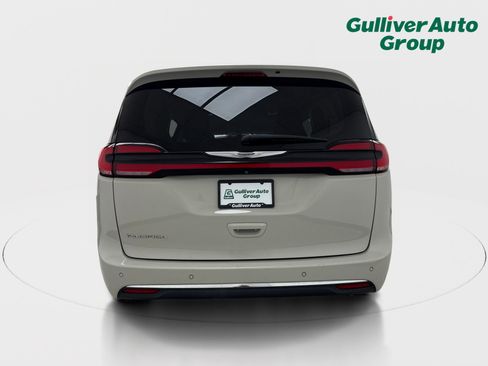 Used 2021 Chrysler Pacifica Touring FWD image 7