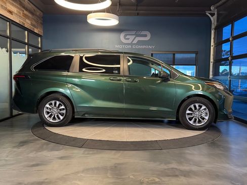 Used 2023 Toyota Sienna LE AWD/4WD image 2
