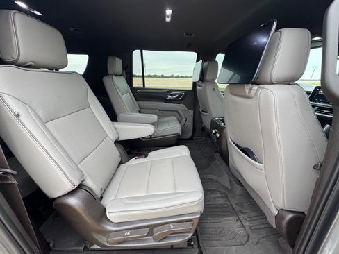 Used 2023 GMC Yukon XL SLT w/ SLT Luxury Package image 18