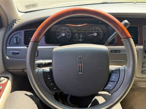 Used 2009 Lincoln Town Car Signature Limited RWD image 33