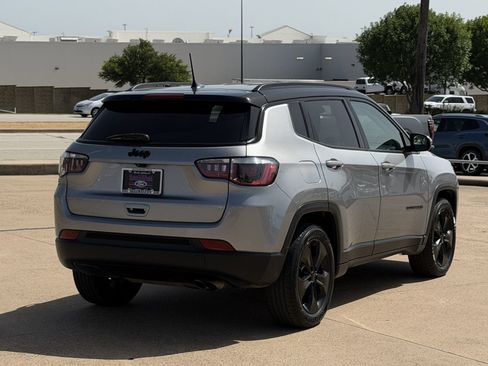 Used 2019 Jeep Compass Latitude FWD image 4
