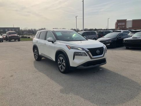 Used 2023 Nissan Rogue SV image 3