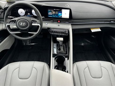 Used 2025 Hyundai Elantra Limited image 15