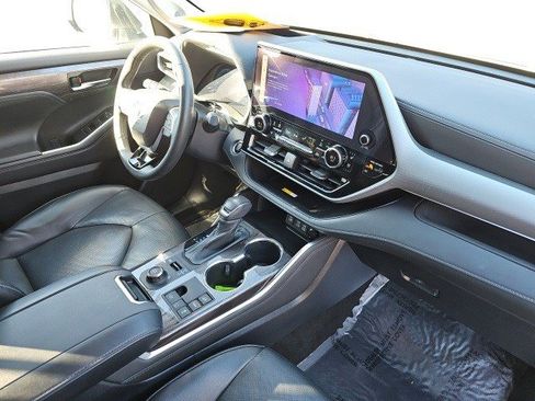 Used 2023 Toyota Highlander Platinum image 14