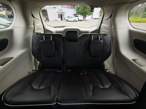 Used 2021 Chrysler Pacifica Limited FWD image 52