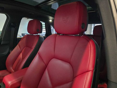 Used 2025 Porsche Macan image 25