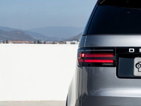 Used 2025 Land Rover Discovery S image 5