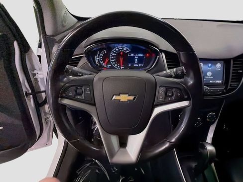 Used 2020 Chevrolet Trax LT w/ Sun & Sound Package FWD image 23
