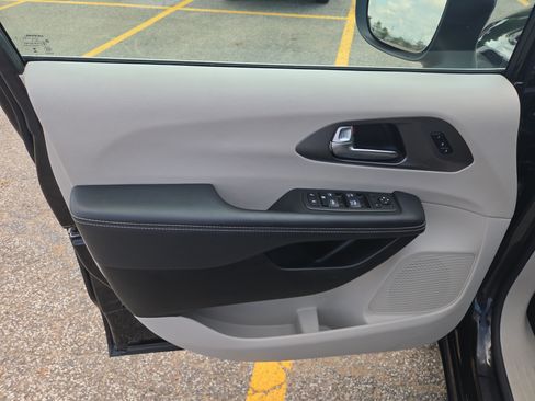 Used 2023 Chrysler Pacifica Touring-L FWD image 6