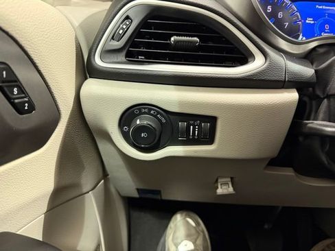 Used 2024 Chrysler Pacifica Touring-L image 17