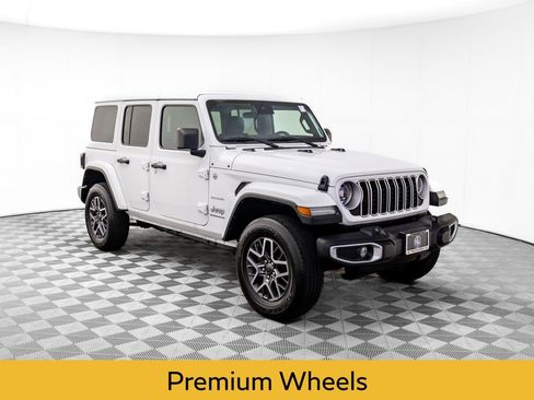 Used 2024 Jeep Wrangler Sahara image 7