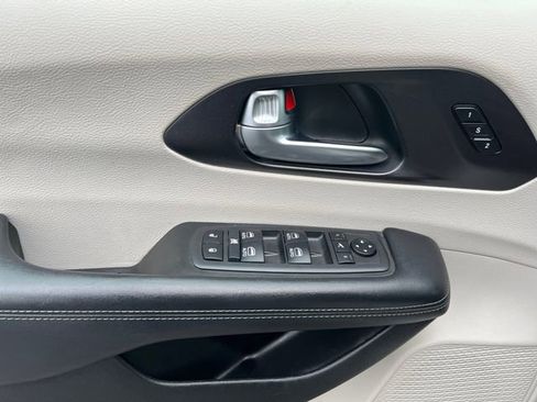 Used 2020 Chrysler Pacifica Limited FWD image 19