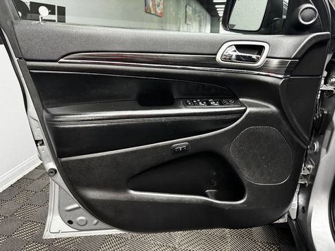 Used 2020 Jeep Grand Cherokee Limited w/ Luxury Group II image 37