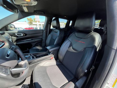 Used 2025 Jeep Compass Trailhawk AWD/4WD image 36