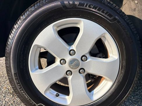 Used 2012 Jeep Grand Cherokee Laredo AWD/4WD image 17