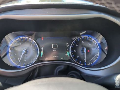 Used 2023 Chrysler Pacifica Touring-L image 12