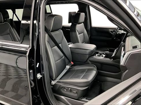 Used 2025 GMC Yukon XL Elevation w/ Elevation Premium Package AWD/4WD image 8