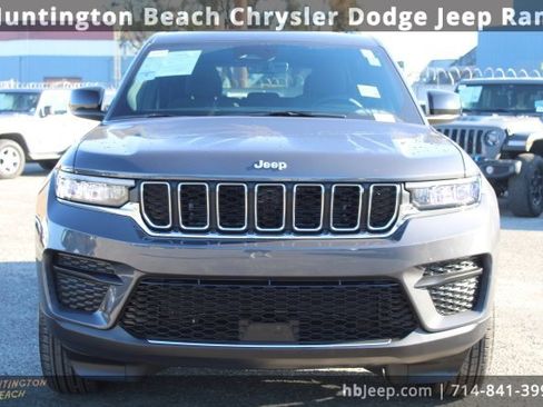 Used 2025 Jeep Grand Cherokee Laredo X image 2