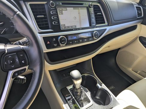Used 2018 Toyota Highlander XLE w/ Carpet Mat Package (TMS) FWD image 11