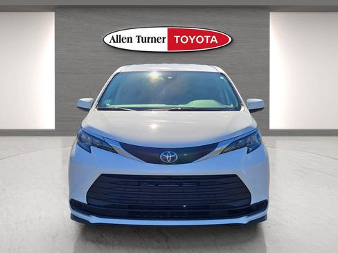 Used 2024 Toyota Sienna LE image 4