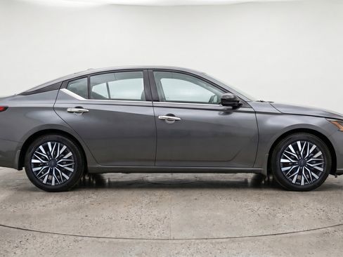 Used 2025 Nissan Altima 2.5 SV FWD image 11