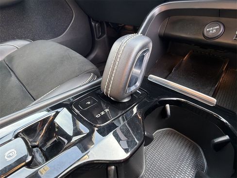 Used 2022 Volvo XC40 T5 R-Design w/ Advanced Package image 16