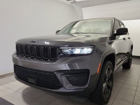 Used 2023 Jeep Grand Cherokee Altitude image 2