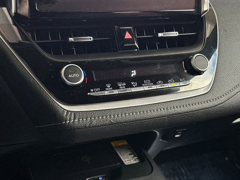 Used 2024 Toyota Corolla SE w/ SE Package image 18