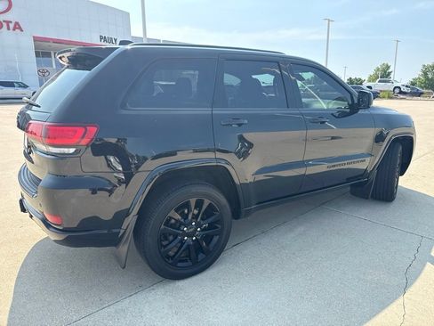 Used 2022 Jeep Grand Cherokee Laredo X AWD/4WD image 3