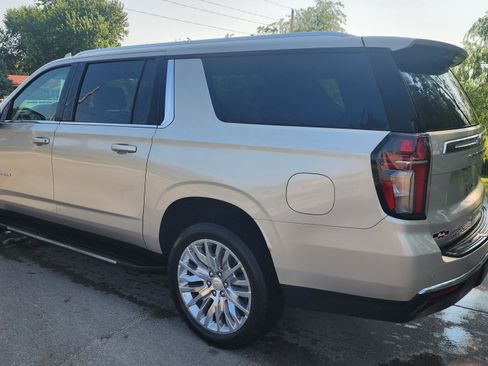 Used 2024 Chevrolet Suburban LT w/ Luxury Package AWD/4WD image 6