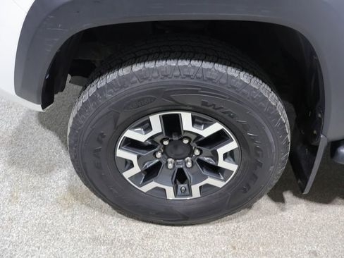 Used 2017 Toyota Tacoma TRD Off-Road w/ Premium & Technology Package AWD/4WD image 18