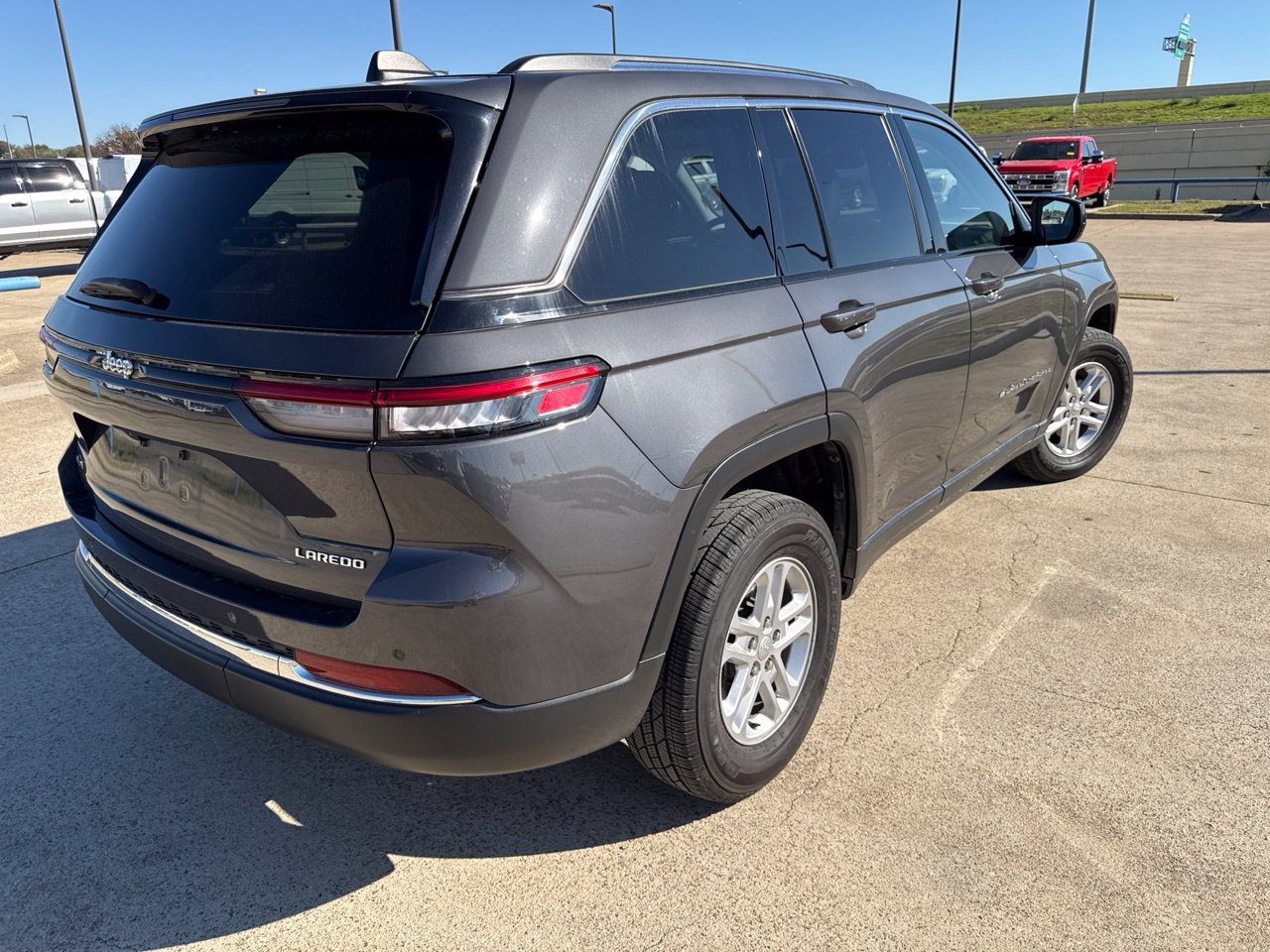 Used 2023 Jeep Grand Cherokee Laredo AWD/4WD image 11