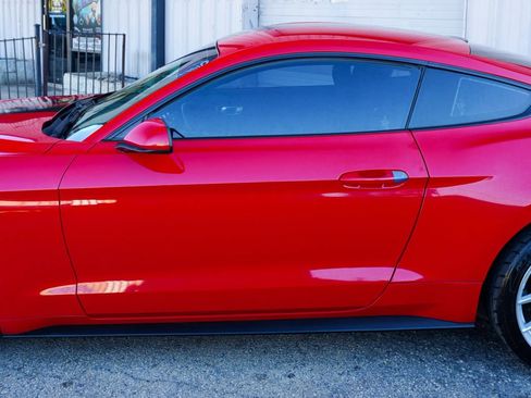 Used 2018 Ford Mustang Coupe image 3