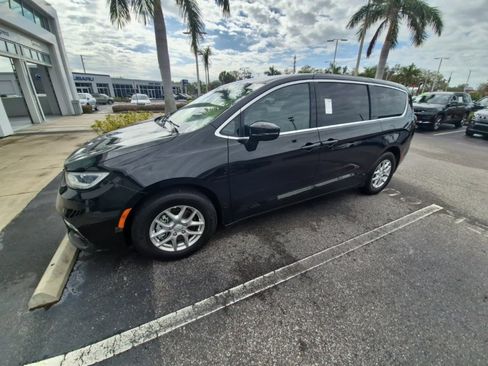 Used 2026 Chrysler Pacifica Select image 3