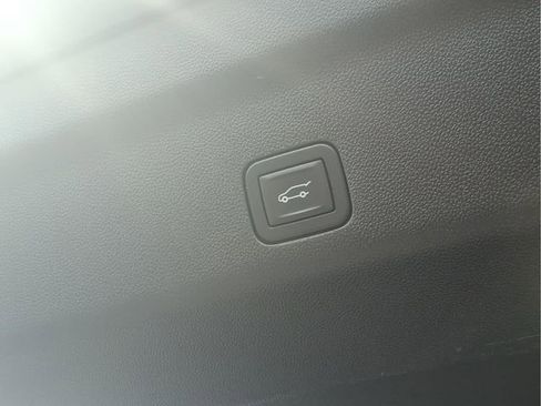 Used 2024 Chevrolet Suburban Premier AWD/4WD image 32
