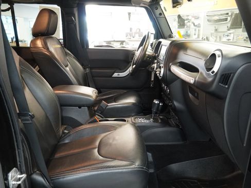 Used 2014 Jeep Wrangler Unlimited Sahara w/ Connectivity Group AWD/4WD image 33