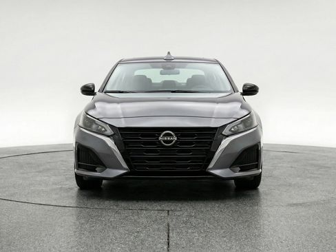 Used 2025 Nissan Altima 2.5 SV image 2