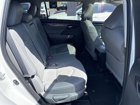 Used 2023 Toyota Highlander Limited AWD/4WD image 15