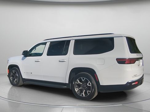 Used 2023 Jeep Wagoneer L Series III w/ Preferred Equipment Group image 15