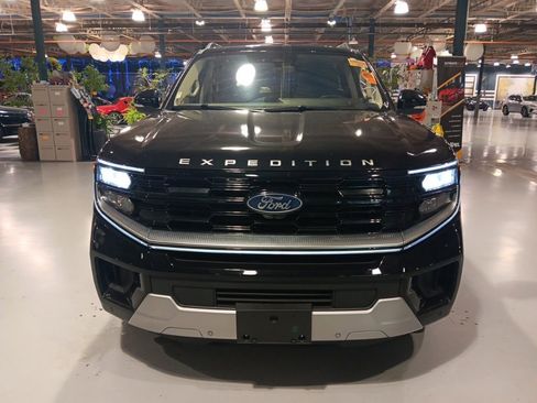 Used 2025 Ford Expedition Platinum AWD/4WD image 3