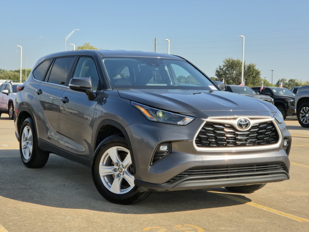 Used 2025 Toyota Highlander LE FWD image 2