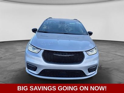 New 2026 Chrysler Pacifica Select w/ S Appearance Package