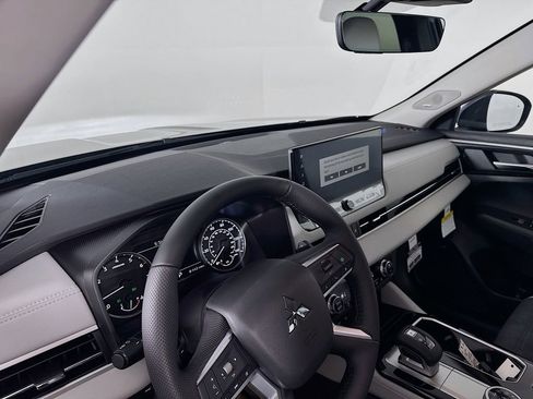 New 2026 Mitsubishi Outlander SE image 9