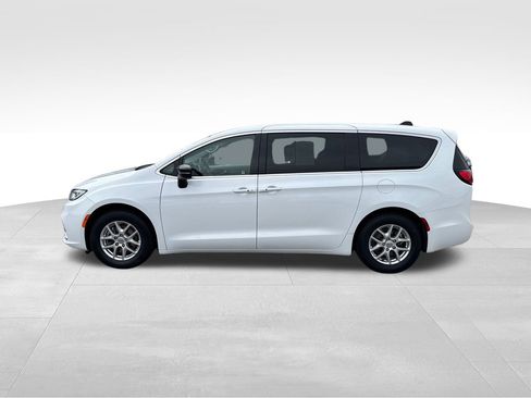 Used 2024 Chrysler Pacifica Touring-L FWD image 3