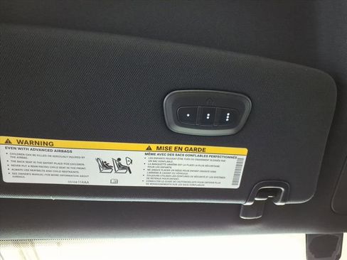 Used 2025 Chrysler Pacifica Select image 21