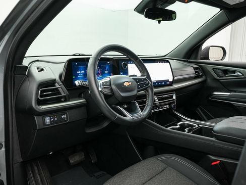 Used 2025 Chevrolet Traverse LT image 12