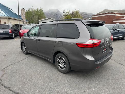 Used 2019 Toyota Sienna XLE image 3