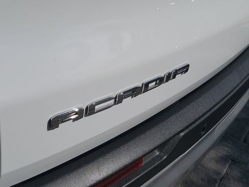 Used 2025 GMC Acadia Elevation image 8